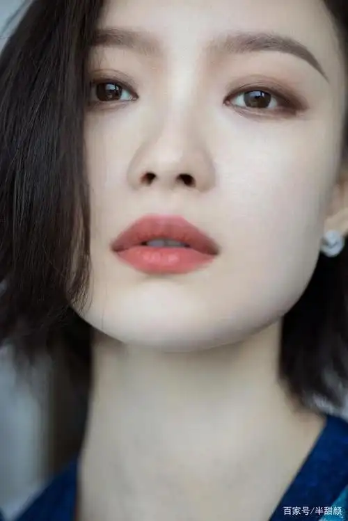 倪妮蓝色假日风套装搭配单侧编发美照图集