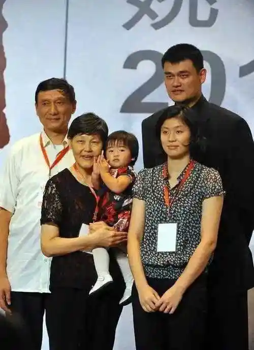 42岁姚明带全家出游父母年过古稀身高2米一家五口象群小巨人