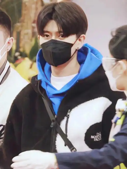 穿搭_任嘉伦_机场穿搭_娱乐_明星娱乐资讯