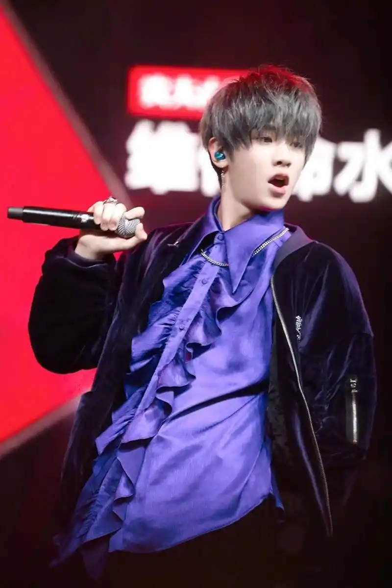 justin黄明昊巴比龙舞台炸裂,蓝发小可爱惊艳众人