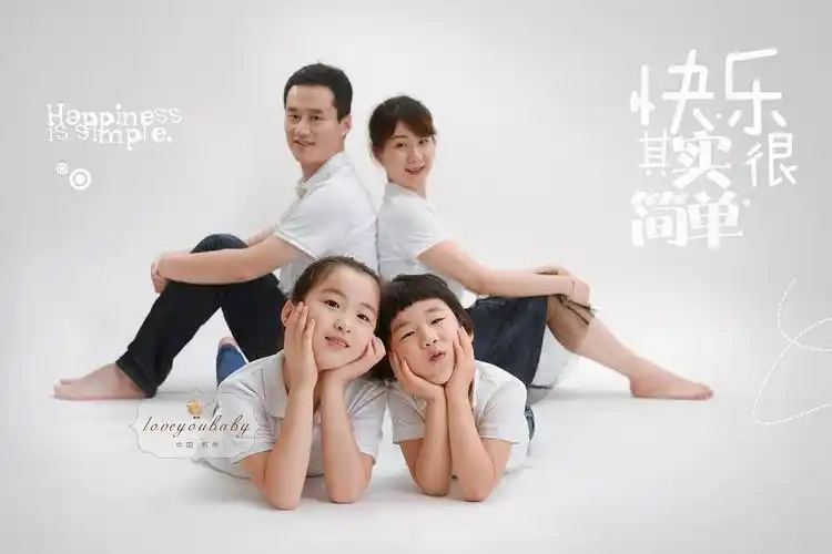快乐的一家四口亲子合影