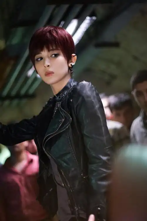 《风暴舞》里的周子萱@我是娜扎化身美女杀手曼陀罗,一头红色短发搭配