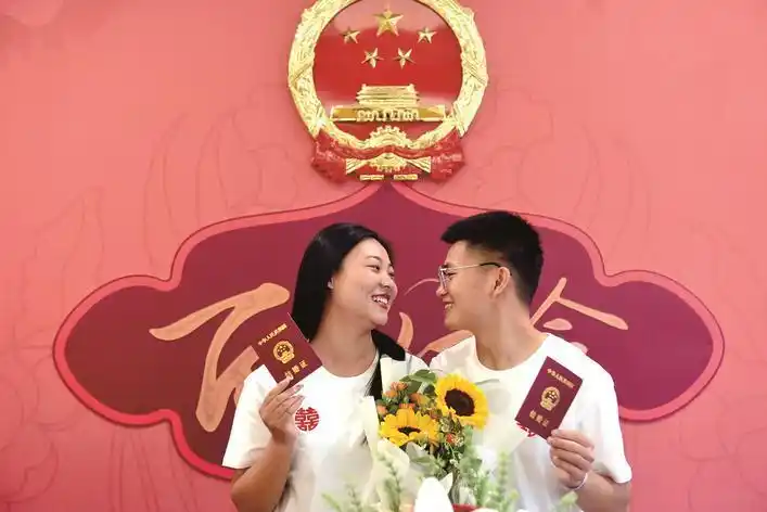 嘉兴近千对新人昨天登记结婚