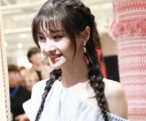 郑爽出席活动生图曝光,穿蓝色纱裙绑麻花辫笑容灿烂