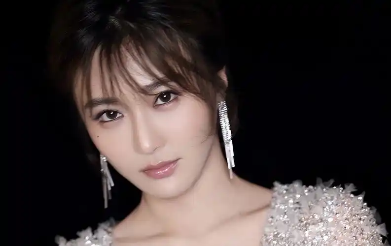 陈冰陈冰背着丈夫参加好声音走红后自称单身下台就跟丈夫离婚