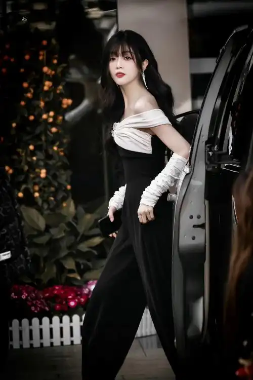 9615落跑甜心齐刘海露肩长裙美疯了录制顺利#吴宣仪hi6上班路透