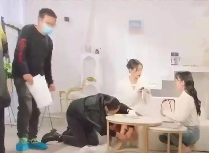 原创助理跪地举高话筒换鞋两人伺候明星的贵族待遇就停不了