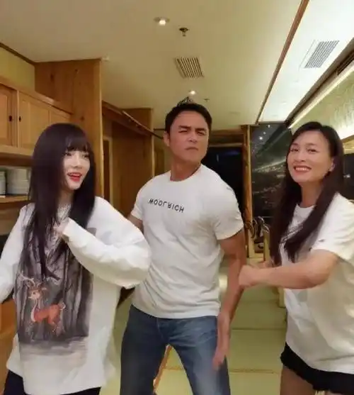 这已经不是第一次,明道与张庭关系这么亲密了,私下的时候他都称呼庭姐