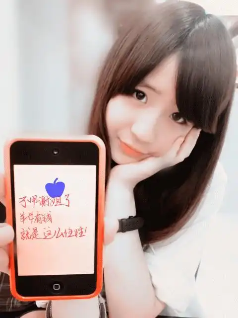 2015年羊年有钱的美女向您展示手机举牌照