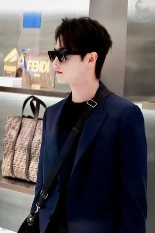 许凯的黑色西装穿搭,真的又帅又有绅士风度,走路带风,颇有气势