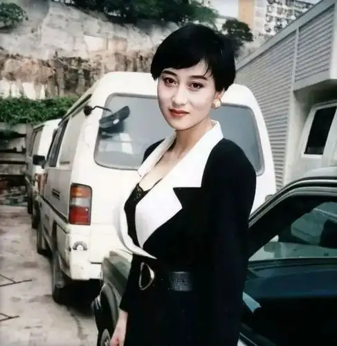 利智也老了穿黑色纱衣与家人合影皱纹暴露真实年龄