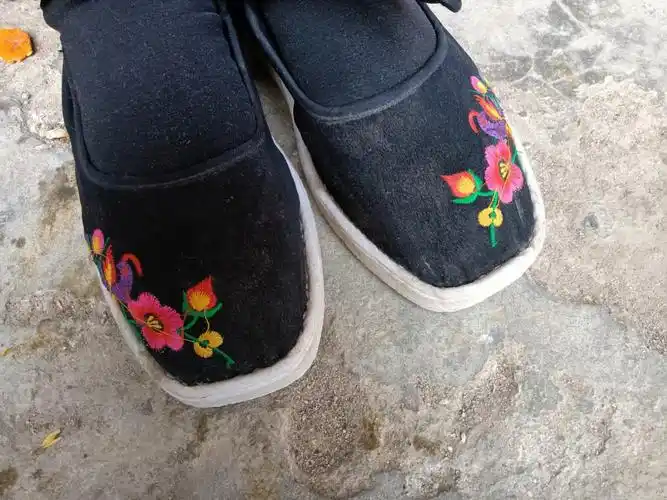 奶奶给我找的老布鞋