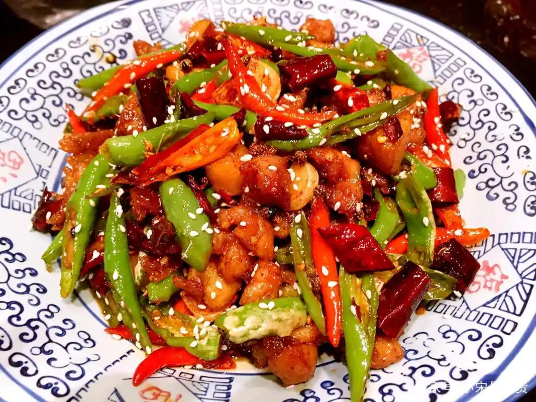 青红辣椒炒鸡丁,家常小炒菜,制作简单,色泽鲜艳诱人!