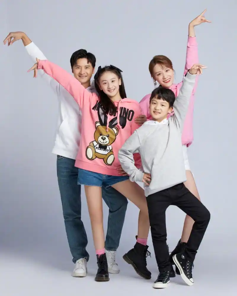 田亮晒全家福庆祝跨年,解锁合影新姿势,小亮仔比心不情不愿