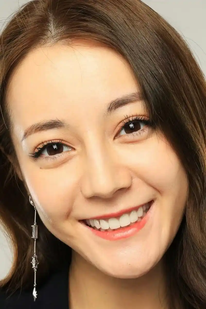 迪丽热巴天生豁达,近距离自拍晒素颜照,美貌且自信,让人羡慕不已[开心