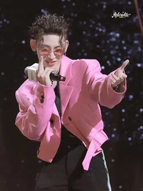 小鬼王琳凯[超话]##小鬼王琳凯跨次元新星##小鬼粉色鬓角