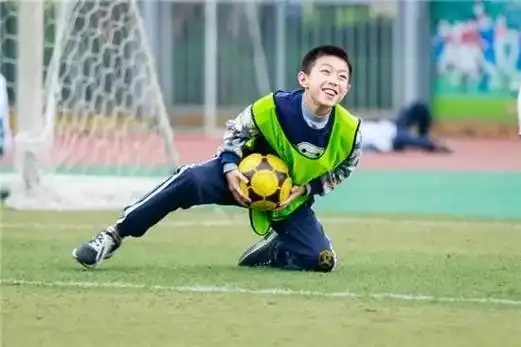 小学生踢足球的好处有哪些?起太早会影响长个子吗?网友:多虑了_腾讯新