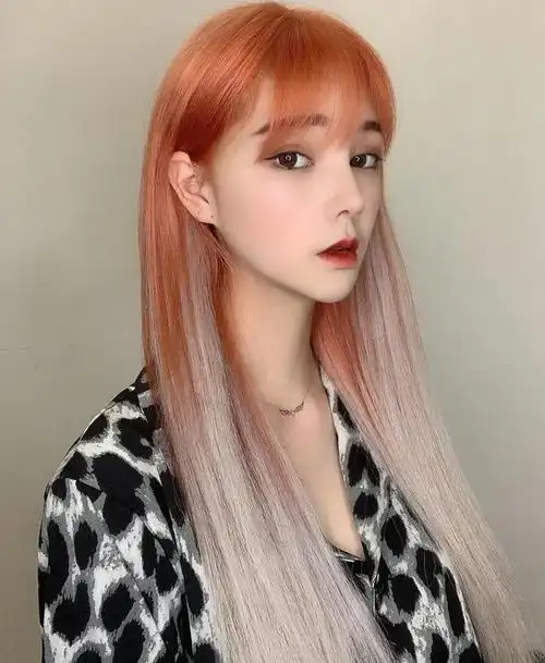 比起有些out的黄色头发,2021年更流行的是这种"拼色染",两种不同颜色