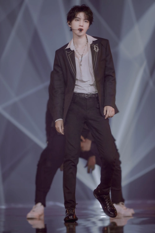 王俊凯在周年舞台频繁犯低血糖吊威亚犯病也不妥协太敬业让人心疼