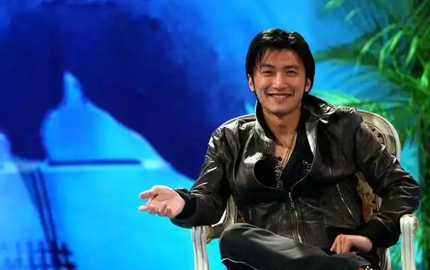 网友偶遇谢霆锋,一身黑衣墨镜,扎小辫酷劲十足,越来越像谢贤了