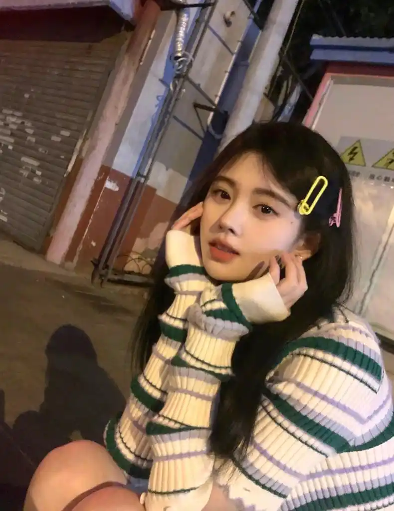 鞠婧祎晒最新自拍照着针织衫出镜戴发夹托腮卖萌甜美可人