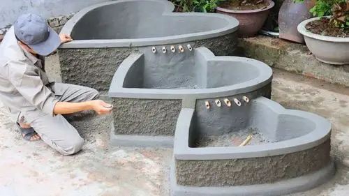 男子用砖砌的3合1爱心鱼池看完忍不住竖起大拇指太有创意了