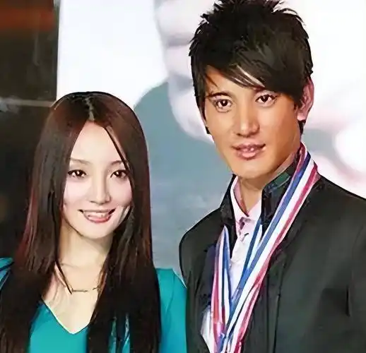 却发现李小璐已经来到了"高富帅"蒲巴甲的身旁