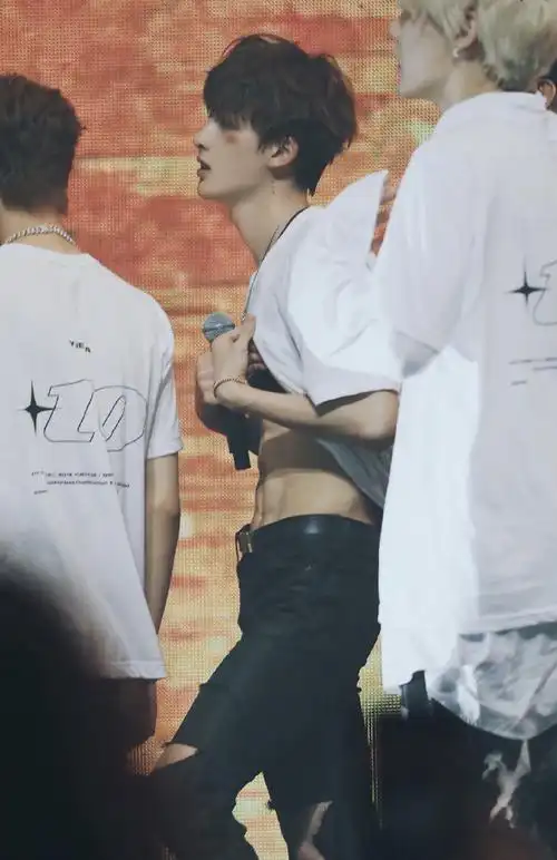 朱正廷腹肌# 期待帅哥暑假播出的综艺铁. 来自tbbhrbbdxfsh - 微博