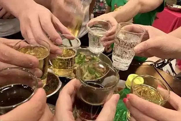 不良少女半夜外出喝酒不幸在商场二楼摔死其母要求高额赔偿