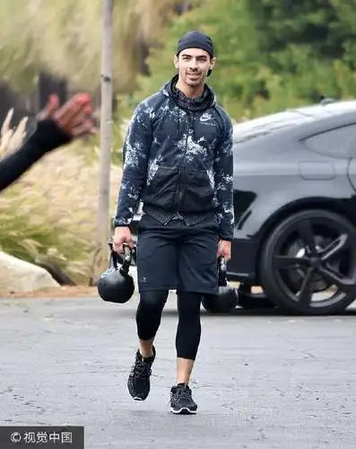 乔·乔纳斯外出锻炼手拎"炸弹"力量足 路遇粉丝闲聊两句心情佳