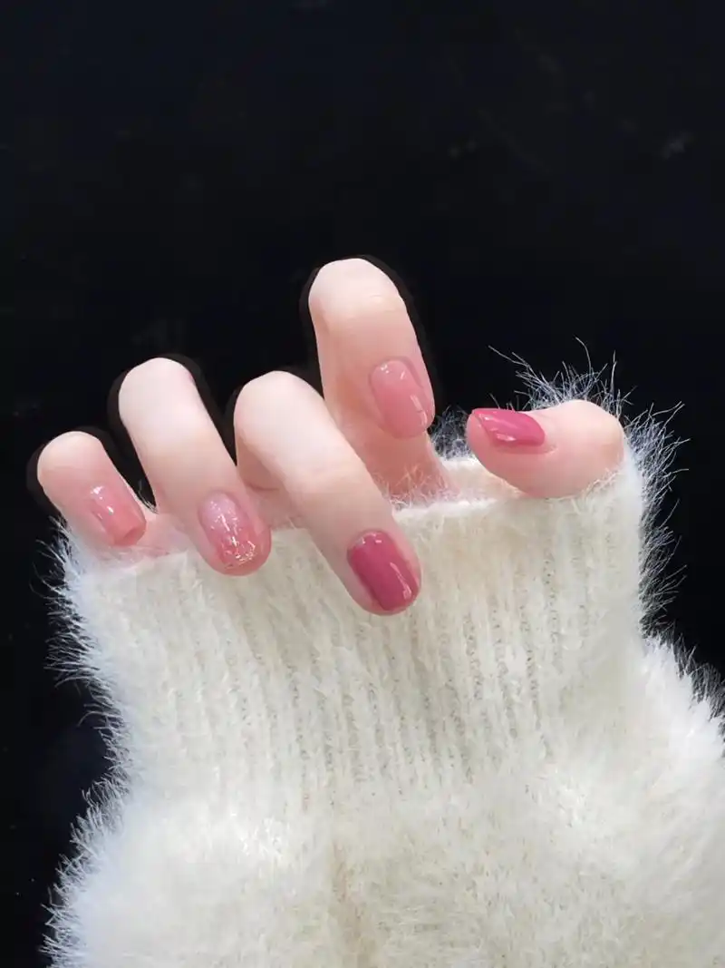 一组温柔甜美跳色美甲