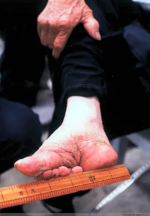 由于脚太小,市面上没有这种鞋子,老人只能自己做