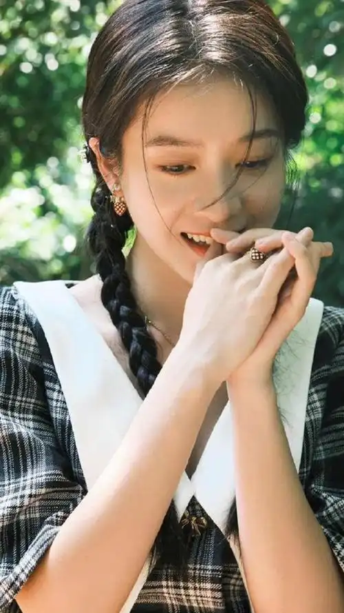 麻花辫的张雪迎林间俏皮的精灵67676767