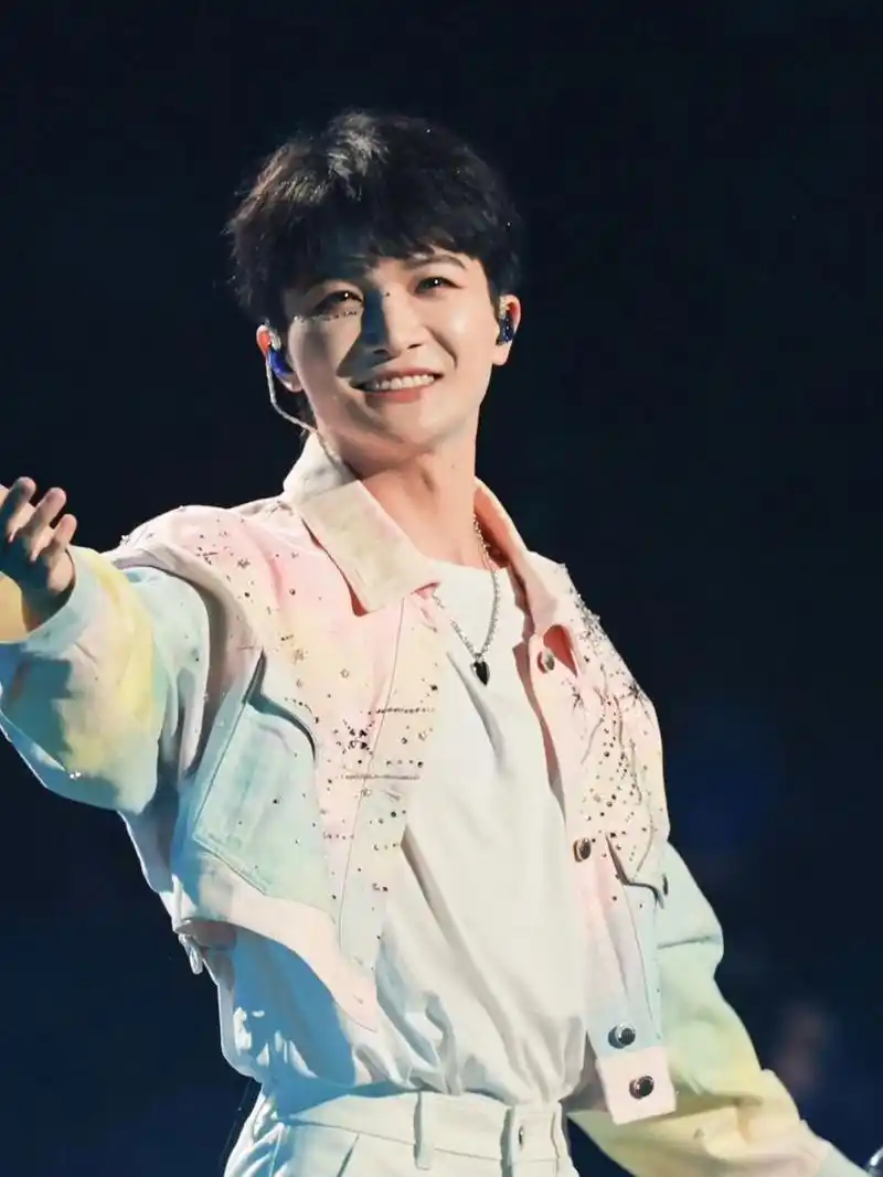 cr胡同灯笼雪 #卡布叻_周深# #周深演唱会# #周深# #周深可爱# #周深