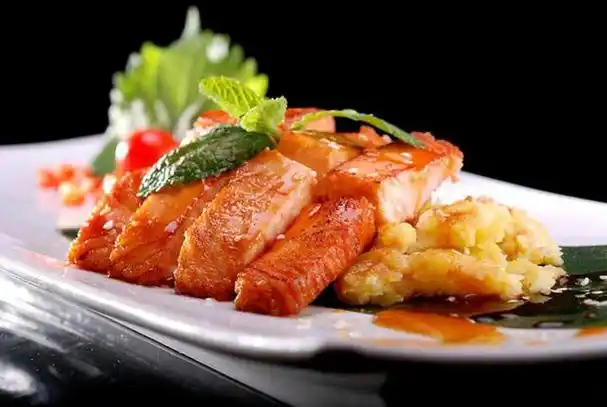 广东粤菜是中国的传统菜系之一,也是八大菜系之一,它的起源地在广东省