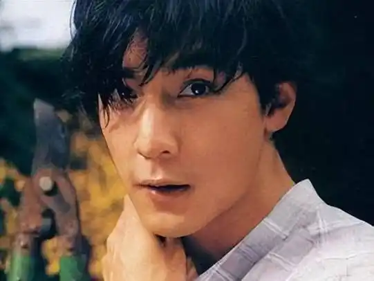 在吴彦祖17岁那年,吴彦祖的妈妈突发性心脏病,突然倒下的事情给当时的