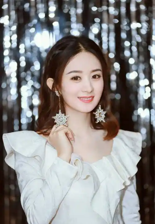 原创赵丽颖发照片圆圆的小脑袋配上毛茸茸的米奇帽子乍一看还以为是小