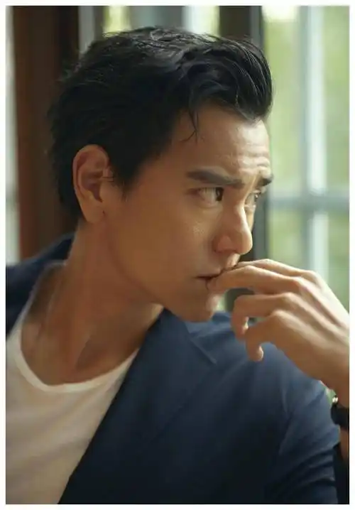 彭于晏42岁驾车出行,女乘客现身惊艳动人!_日本_女子_私生活