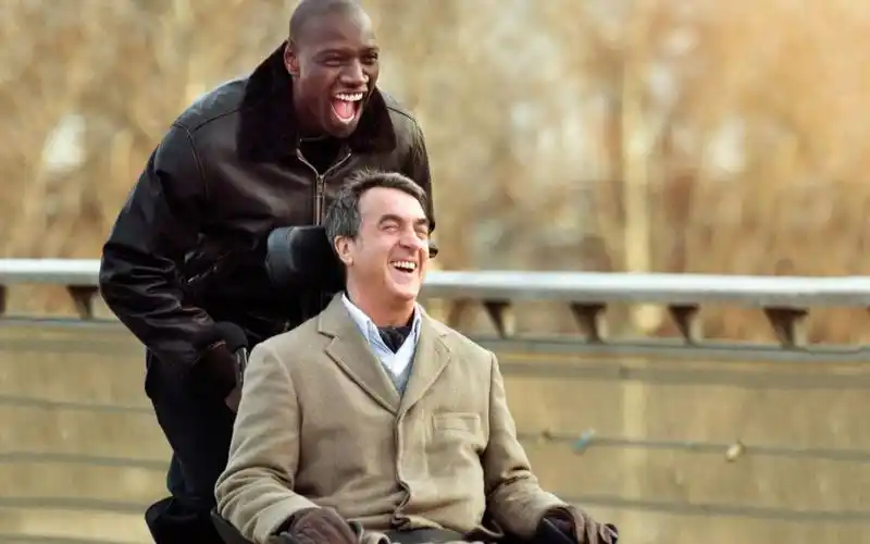 一部洗涤灵魂的电影《触不可及》,最可贵的友情,是互相真诚帮助_哔哩