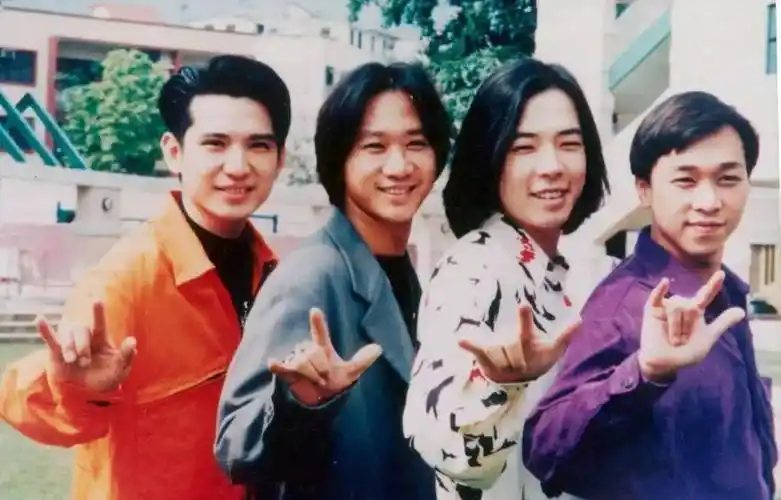 了稳定的四人组,成员分别是主音 节奏吉他黄家驹,主音 主音吉他黄贯中