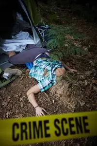 犯罪现场,玩死了,躺在地上的女人照片