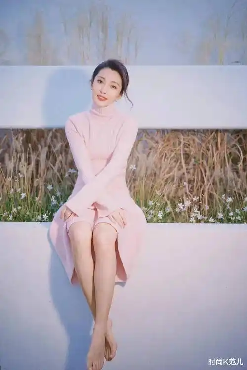 没想到生活中的李冰冰却是一个少女心满满的人,喜欢清新减龄的服装