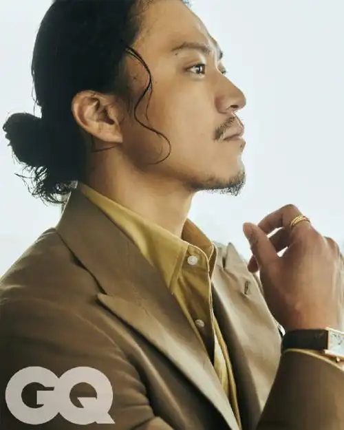 39岁小栗旬拍杂志写真卷发胡须逐渐赵本山化