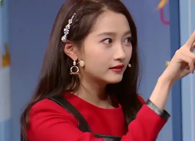 宋亚轩称与关晓彤青梅竹马十指紧扣对视超甜当鹿晗不存在