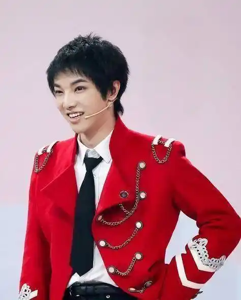 关晓彤晒角色服装手稿图,网友制作王牌家族版班婳,贾玲太出彩!_华晨宇