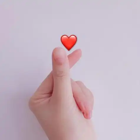 使满目阴霾的人见到世界的美丽;爱心是一杯泼洒在头顶的冰水,使高热