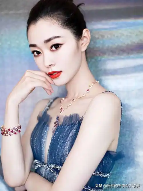 宋轶 轻盈靛蓝薄纱长裙,优雅大气,修长天鹅颈特别有灵气_气质_图片_网