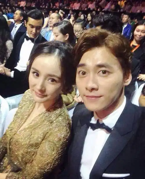 "峰幂cp"时隔多年营业,李易峰和杨幂拍大片,一细节证明默契