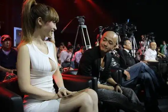 包贝尔澄清偷瞄美胸 称柳岩爷们儿性格惹人爱