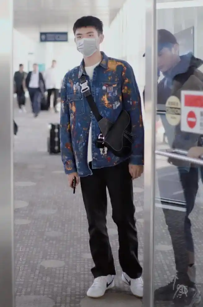 19岁陈飞宇走机场1米88身高变身长腿欧巴你们可吗